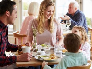 Portare i bambini al ristorante può essere fonte di stress per una famiglia