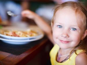 È possibile portare i bambini al ristorante senza stress, con qualche accorgimento