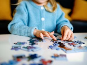 Il puzzle è uno dei giochi da fare al chiuso più popolari tra i bambini
