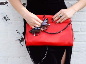 La borsa rossa può dare un tocco di colore a qualsiasi tipo di outfit