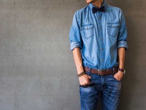 La camicia di jeans è un indumento intramontabile
