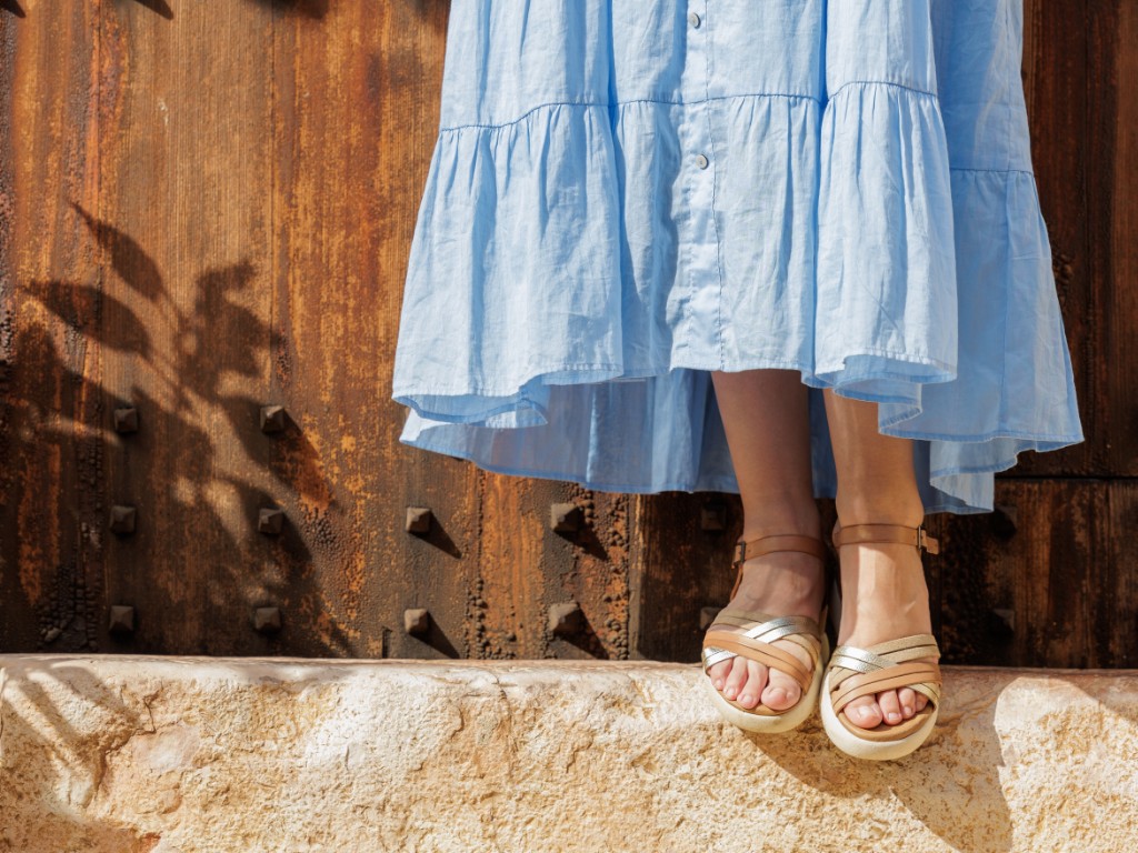 Come scegliere i sandali da donna per l'estate senza errori: dalla forma del piede ai materiali, dai modelli all'uso reale