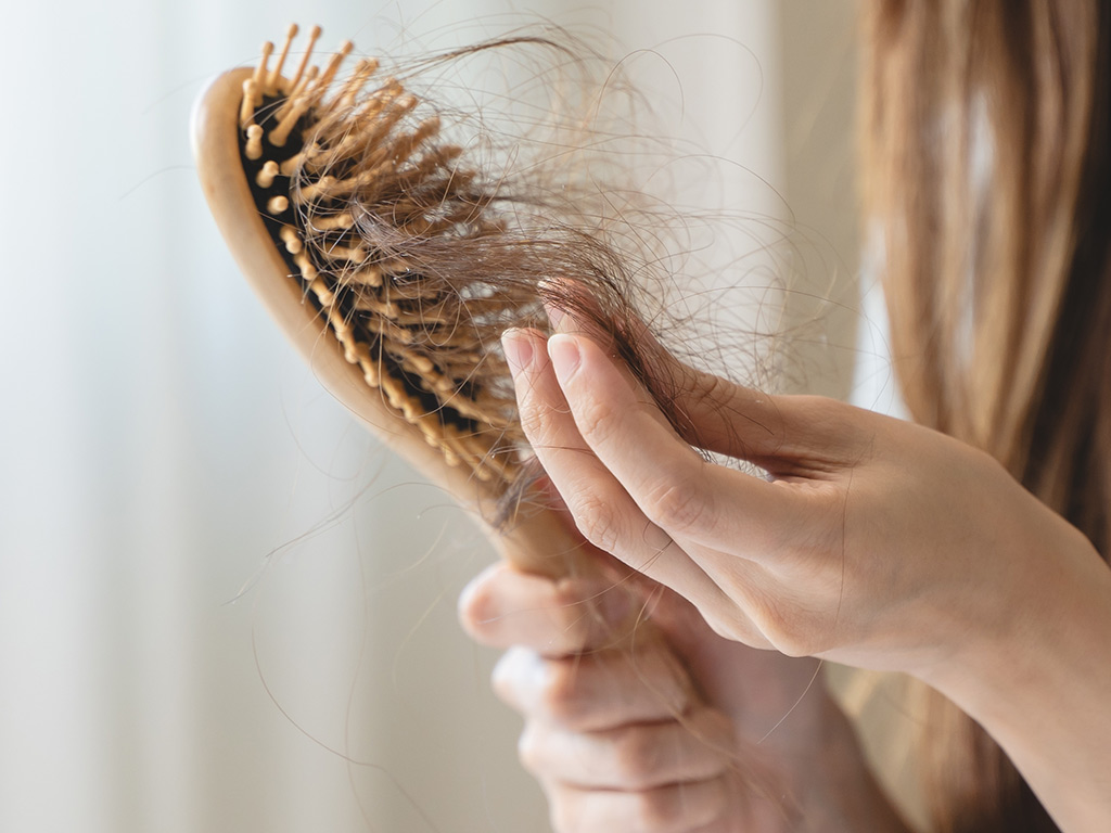 La caduta dei capelli in autunno è un fenomeno naturale legato al ciclo vitale della chioma. Scopri le cause e i rimedi efficaci per rafforzarli e prevenirla.